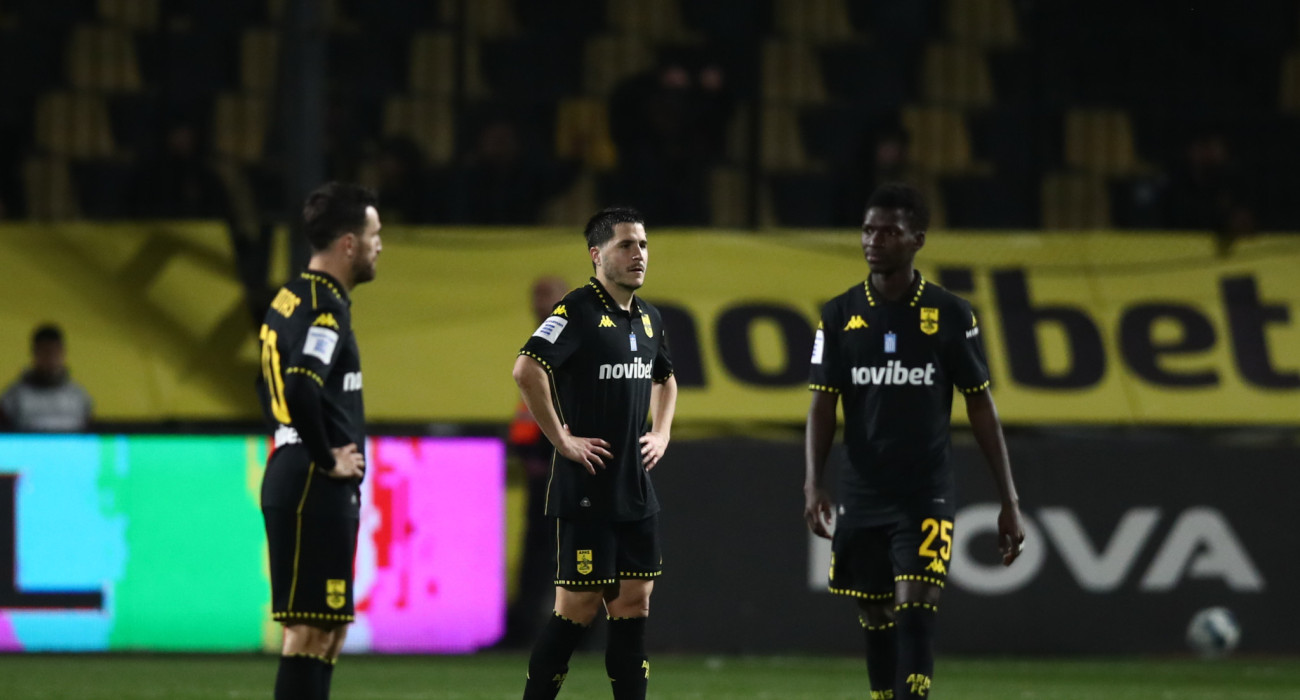 Οι ποδοσφαιριστές του Άρη μετά την ισοφάριση του Λεβαδειακού / Πηγή: Eurokinissi