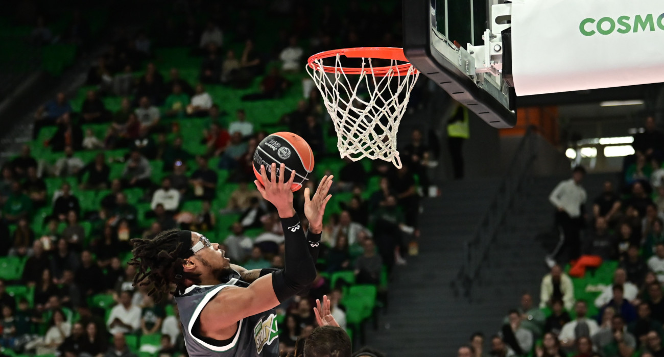 O Ρισόν Χολμς παίζει μπάσκετ φορώντας προστατευτικά γυαλιά / Πηγή: Eurokinissi