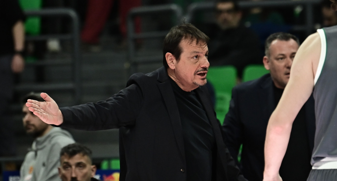 Ο Αταμάν... επέστρεψε στο δεύτερο ημίχρονο - Σηκώθηκε να κοουτσάρει παρά την αδιαθεσία του (video)