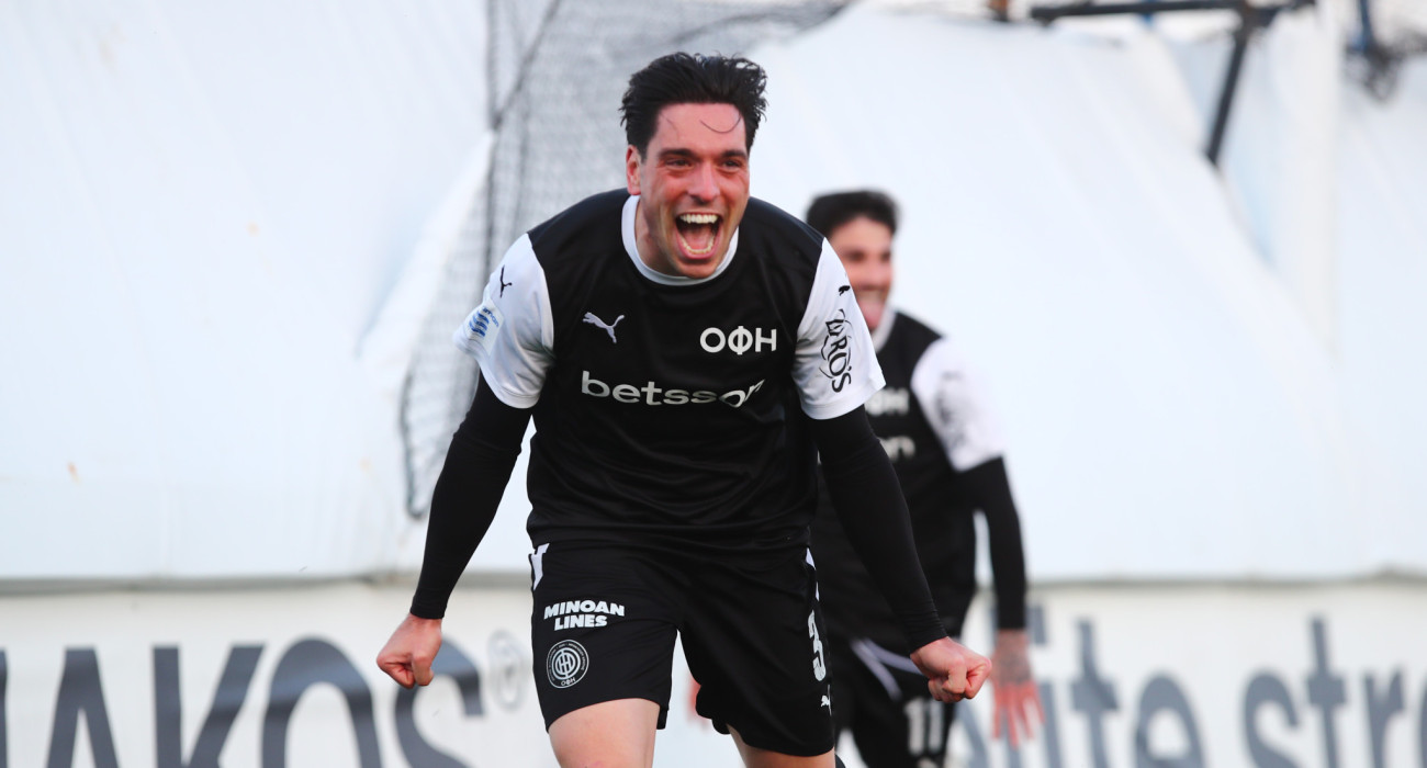 Ο Νίκος Αθανασίου πανηγυρίζει το γκολ του με τη φανέλα του ΟΦΗ / Πηγή: Eurokinissi