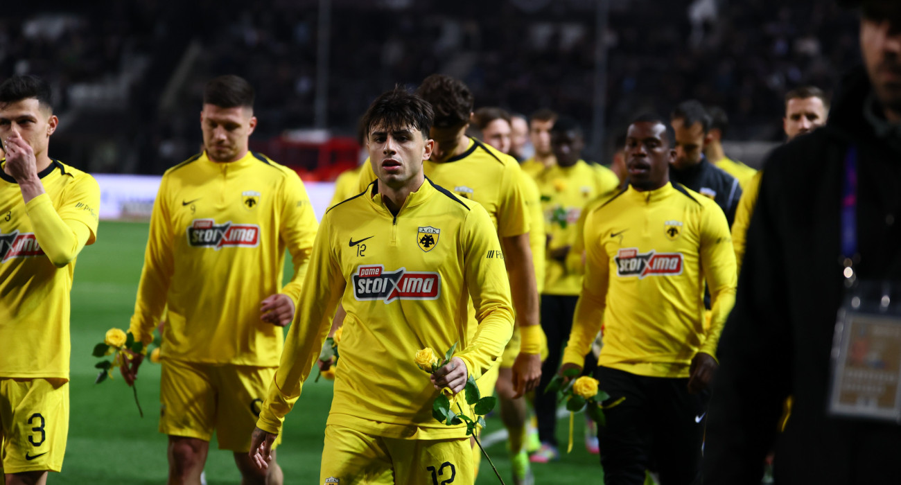 Οι παίκτες της ΑΕΚ τίμησαν τη μνήμη των οπαδών του ΠΑΟΚ με κίτρινα τριαντάφυλλα / Πηγή: Eurokinissi