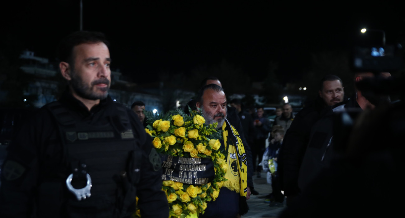Ο Μάριος Ηλιόπουλος κατέθεσε στεφάνι έξω από την Τούμπα / Πηγή: Eurokinissi
