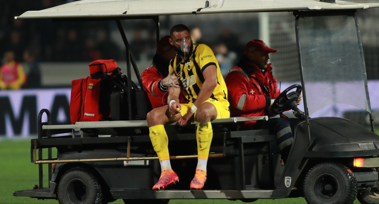 Ο Αρόλντ Μουκουντί έγινε αναγκαστική αλλαγή και αποχώρησε με φορείο και οξυγόνο / Πηγή: Eurokinissi