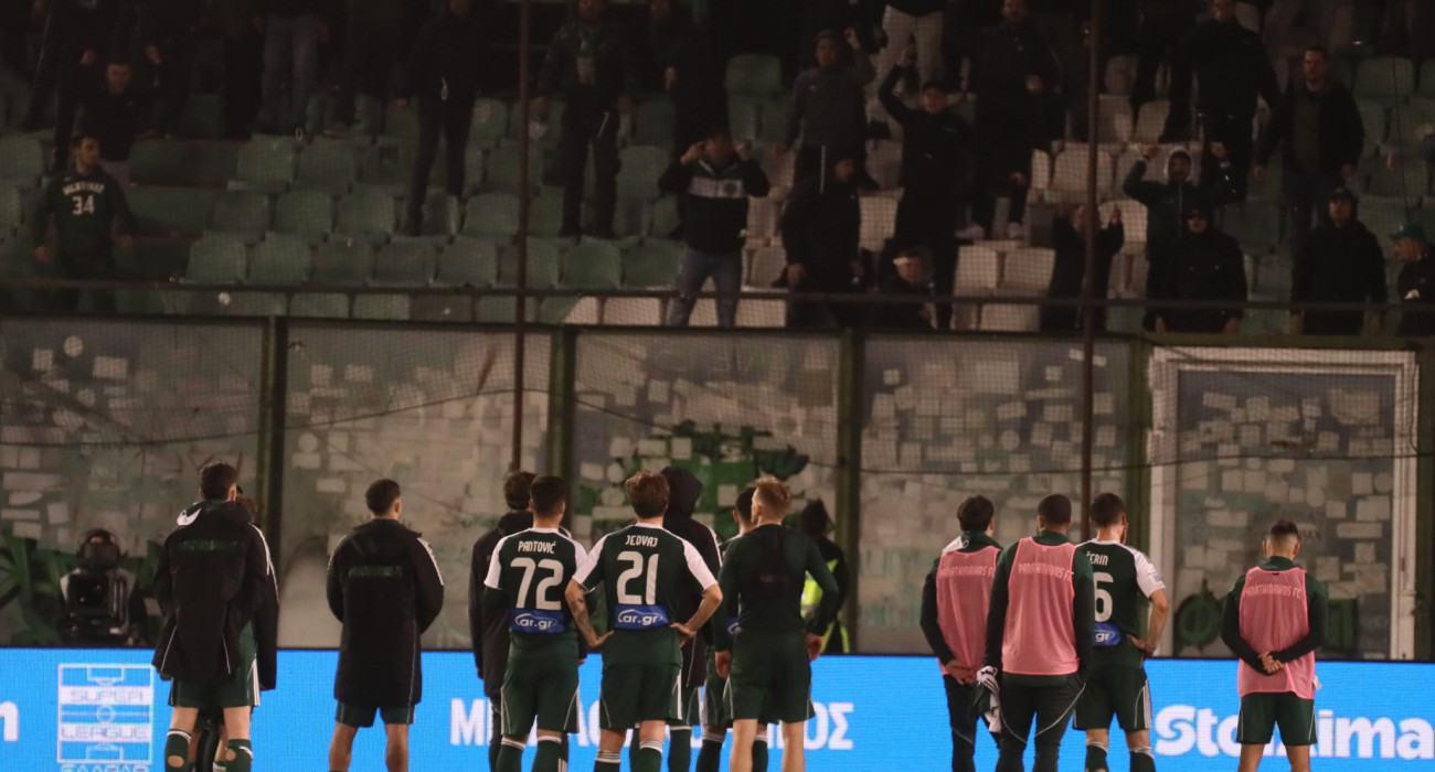 Αμίλητοι οι παίκτες του Παναθηναϊκού μπροστά στη Θύρα 13 / Πηγή: Eurokinissi