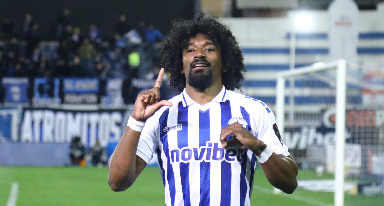 Ο Μουτουσαμί πανευτυχής μετά το τρομερό του γκολ απέναντι στον Πανσερραϊκό / Πηγή: Eurokinissi