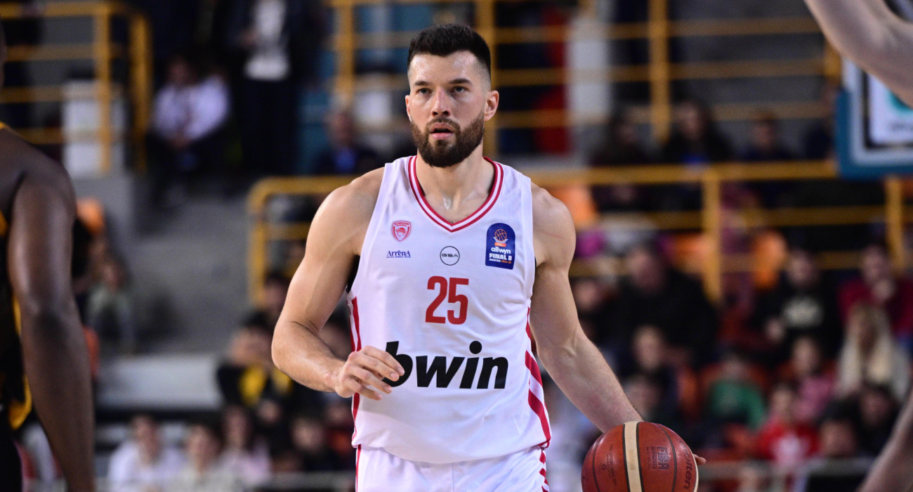 Ο Άλεκ Πίτερς παραπονέθηκε για τα αυτοκόλλητα στο παρκέ της Νέας Αλικαρνασσού / Πηγή: Eurokinissi