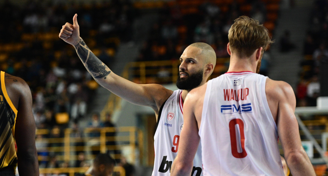 Ο Εβάν Φουρνιέ δίνει τα εύσημα στο παιχνίδι του Ολυμπιακού με την ΑΕΚ - Πηγή: Eurokinissi