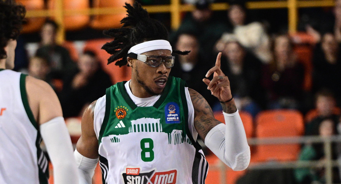 Ο Ρίσον Χολμς με τα προστατευτικά γυαλιά και την φανέλα του Παναθηναικού / πηγή: eurokinissi