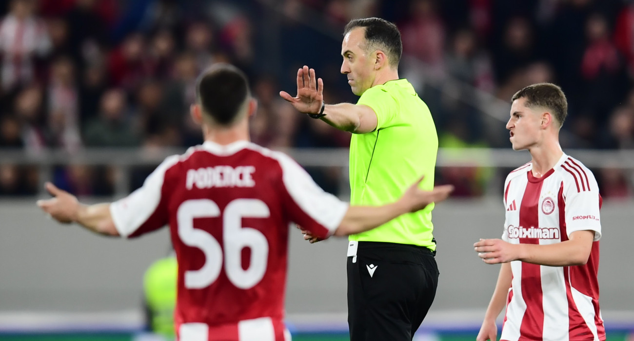 O Ολυμπιακός στέκεται και στο σκληρό τάκλιν που δέχθηκε ο Ποντένσε στο πρώτο ημίχρονο / Πηγή: Eurokinissi