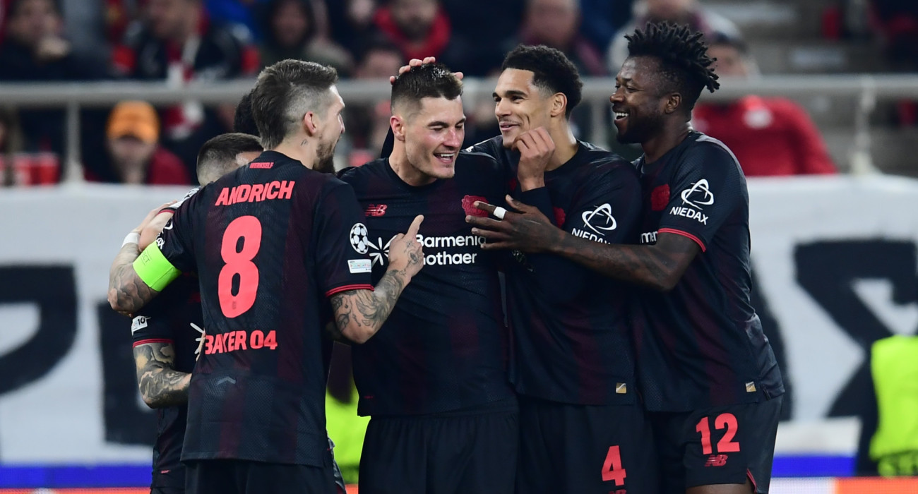 Οι παίκτες της Μπάγερ Λεβερκούζεν πανηγυρίζουν μέσα στο Καραϊσκάκη / Πηγή: Eurokinissi