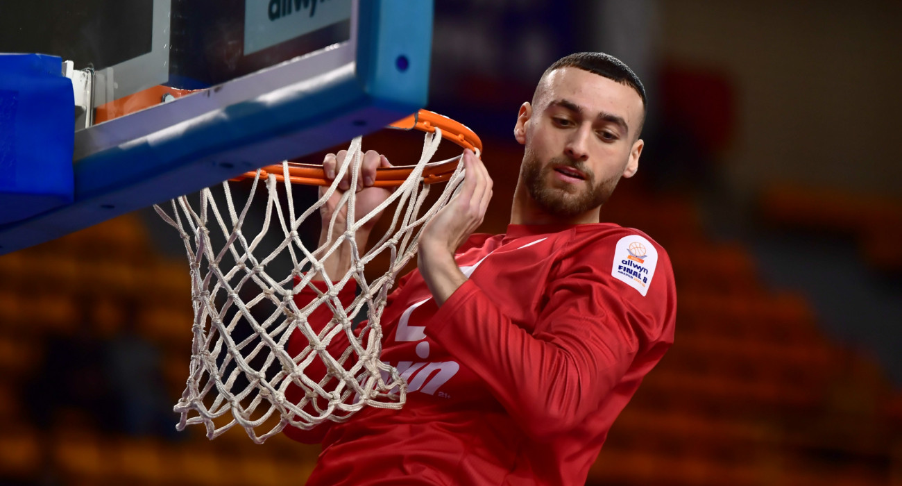 Ο Όμηρος Νετζήπογλου κρεμιέται απ' τη στεφάνη / Πηγή: Eurokinissi