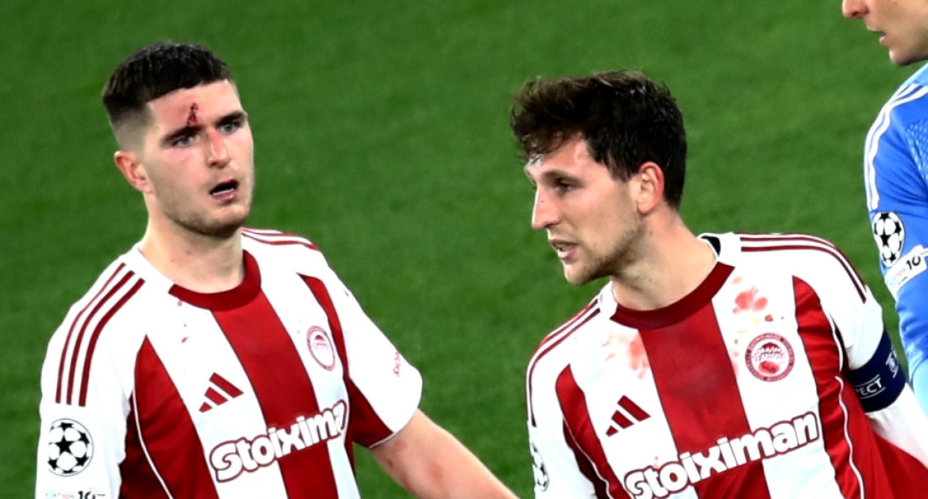 Ο Κωνσταντίνος Ρέτσος με τον Λορέντσο Πιρόλα στην αναμέτρηση με την Μπάγερ Λεβερκούζεν / Πηγή: Eurokinissi