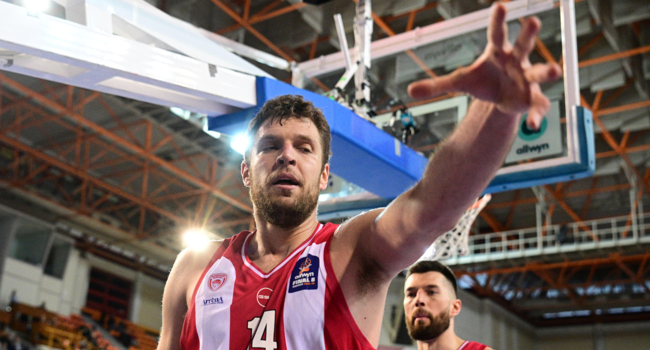 Ο Σάσα Βεζένκοφ και ο Άλεκ Πίτερς στον ημιτελικό με το Μαρούσι / πηγή: eurokinissi