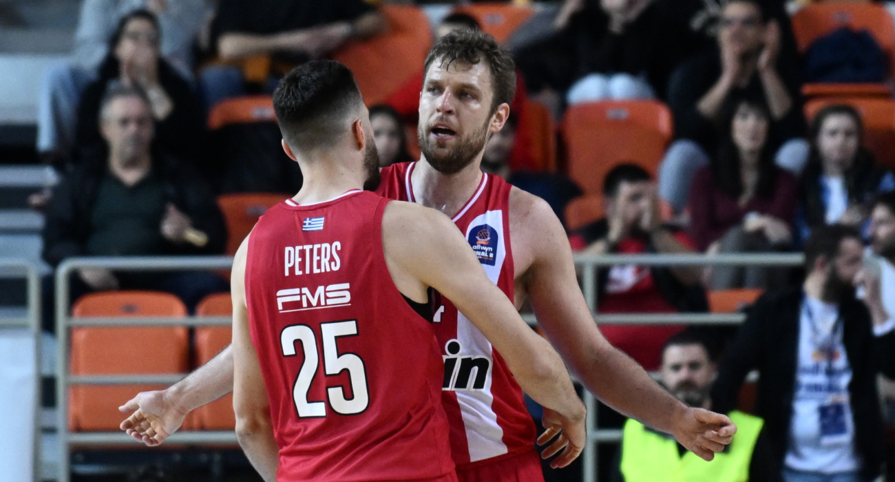 Ο Σάσα Βεζένκοβ πανηγυρίζει με τον Άλεκ Πίτερς - Πηγή: Eurokinissi