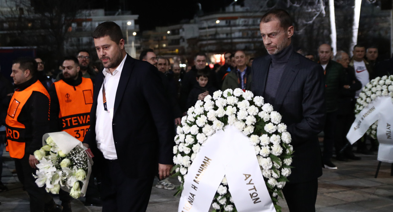 Αλεξάντερ Τσέφεριν και Μάκης Γκαγκάτσης με στεφάνια στο γήπεδο του ΠΑΟΚ / Πηγή: Eurokinissi