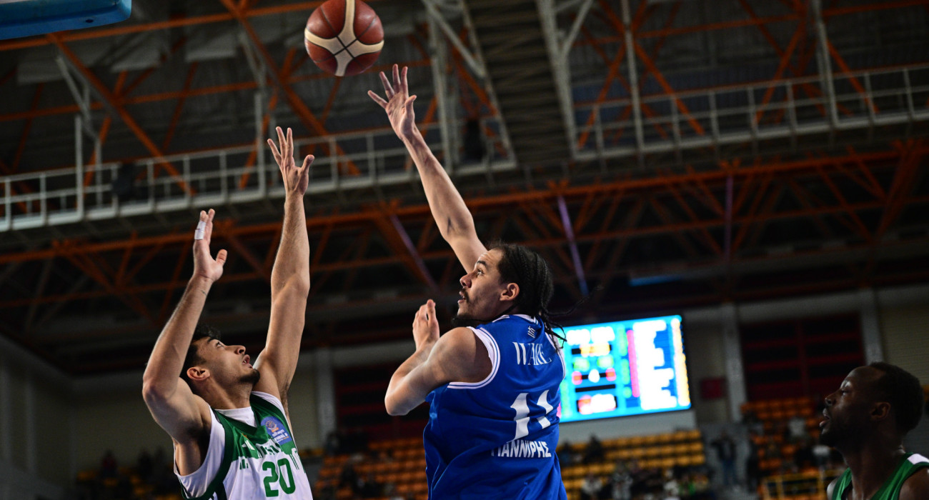 Ο Λανς Γουέαρ του Ηρακλή σε μία προσπάθεια κόντρα στον Παναθηναϊκό/Πηγή: Eurokinissi