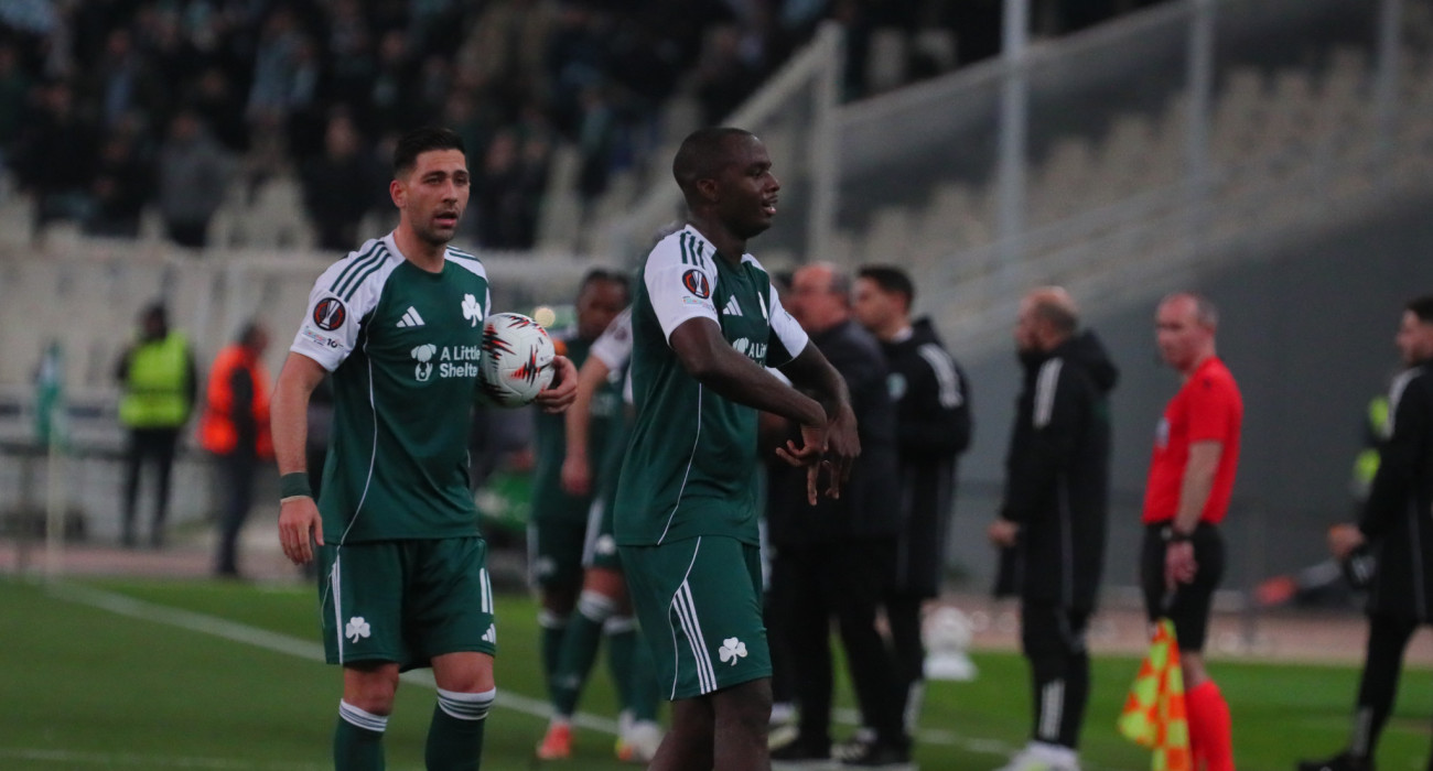 O Aνδρέας Τεττέη πανηγυρίζει μαζί με τον Τάσο Μπακασέτα το γκολ που σημείωσε / Πηγή: Eurokinissi