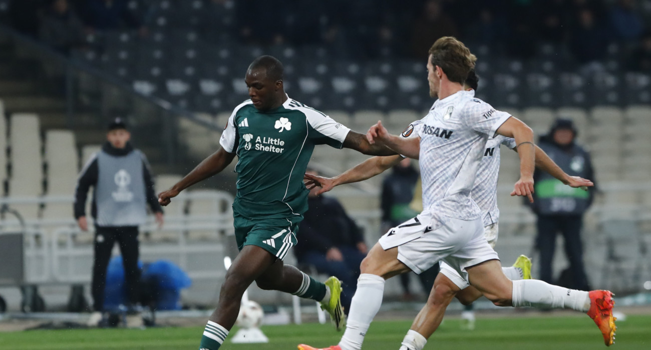 Ο Τεττέη λίγο πριν σουτάρει στο εντυπωσιακό δεύτερό του γκολ / Πηγή: Eurokinissi