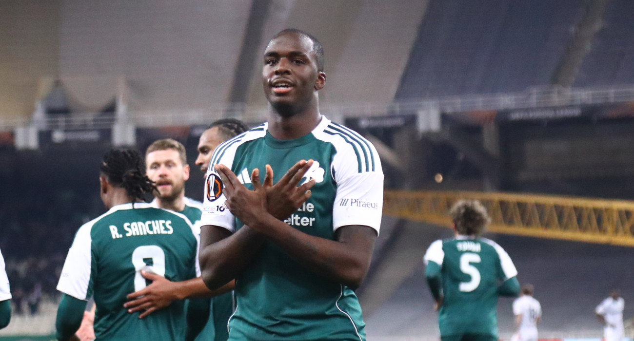 Ο Ανδρέας Τεττέη πανηγυρίζει το δεύτερο εντυπωσιακό του γκολ απέναντι στη Βικτόρια Πλζεν / Πηγή: Eurokinissi