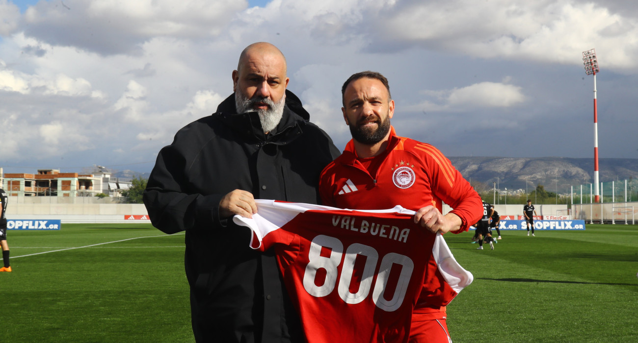 Ο Κώστας Καραπαπάς βραβεύει τον Ματιέ Βαλμπουενά / Πηγή: Eurokinissi