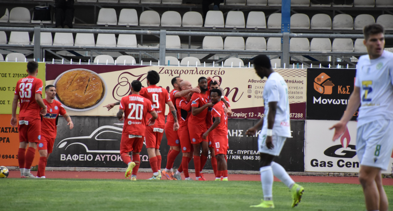 Oι ποδοσφαιριστές των Χανιών πανηγυρίζουν το γκολ του Βάρντιτς / Πηγή: Eurokinissi