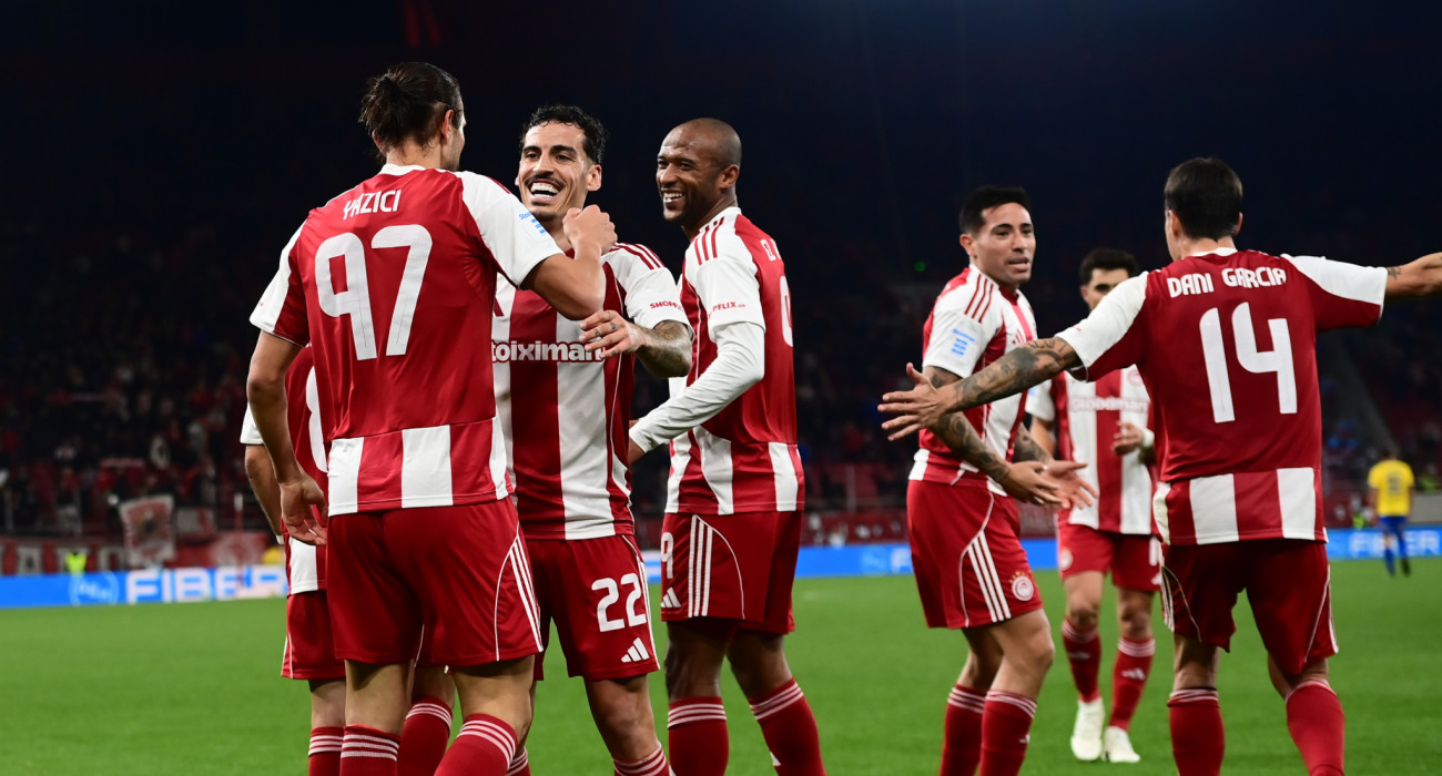 O Tσικίνιο μαζί με τον Ελ Κααμπί πανηγυρίζουν το γκολ του Γιαζίτσι / Πηγή: Eurokinissi