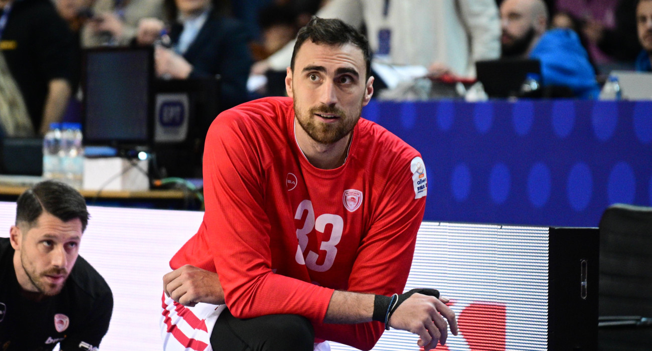 Ο Νίκολα Μιλουτίνοφ κάνει ζέσταμα ενόψει του μεγάλου αγώνα με τον Παναθηναϊκό, Πηγή: Eurokinissi