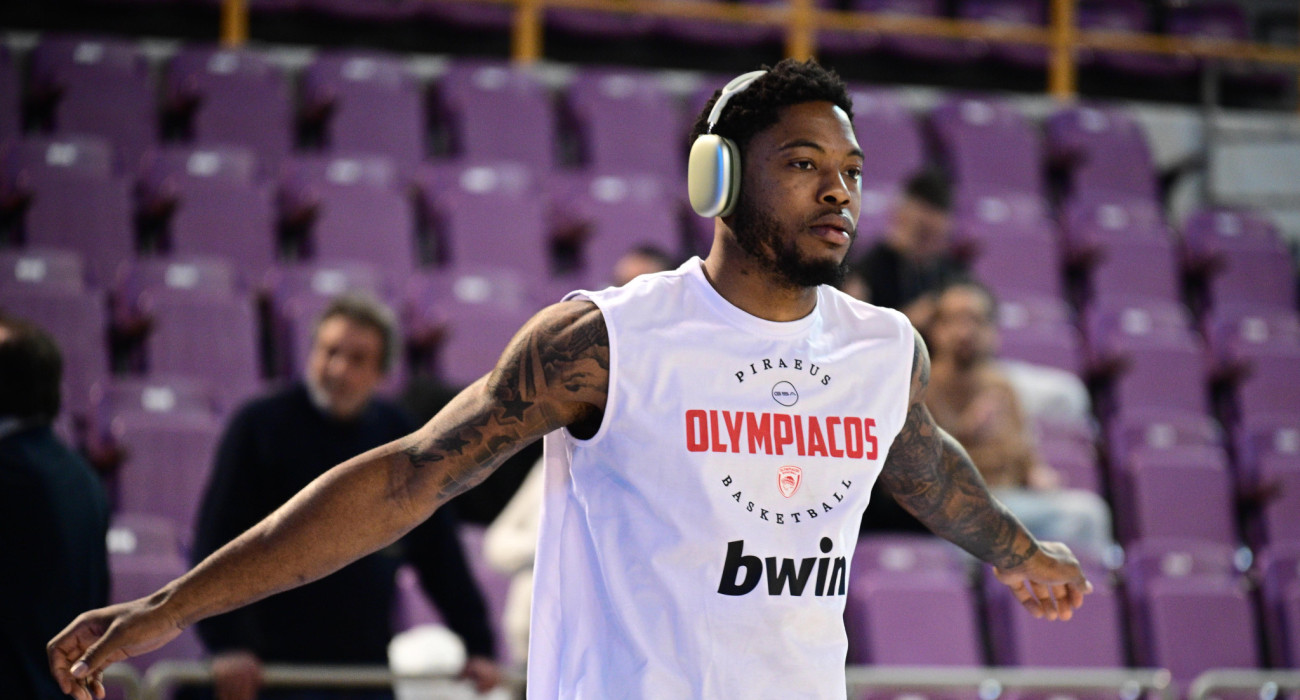 Ο Ταϊρίκ Τζόουνς στο ζέσταμα στον τελικό με τον Παναθηναϊκό / πηγή:eurokinissi