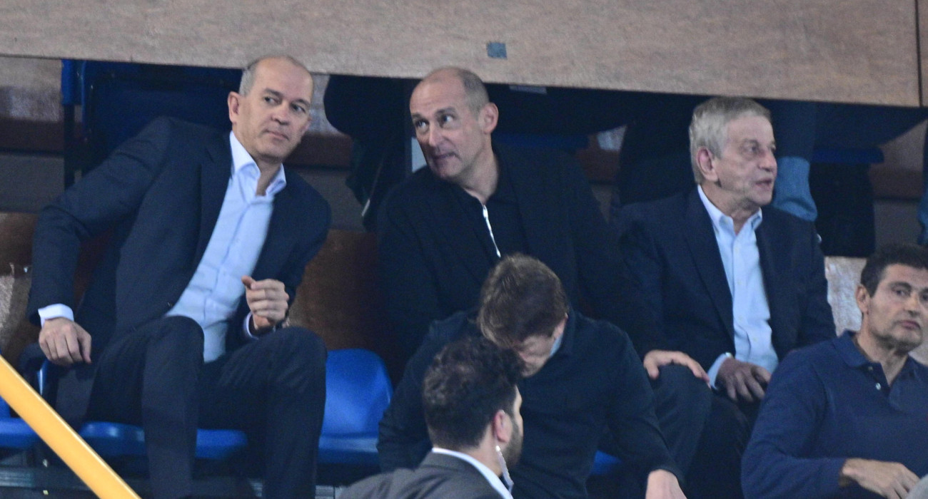 Οι αδερφοί Αγγελόπουλοι με τον Γιώργο Σκινδήλια στις κερκίδες του ΚΓ της Νέας Αλικαρνασσού, Πηγή: Eurokinissi