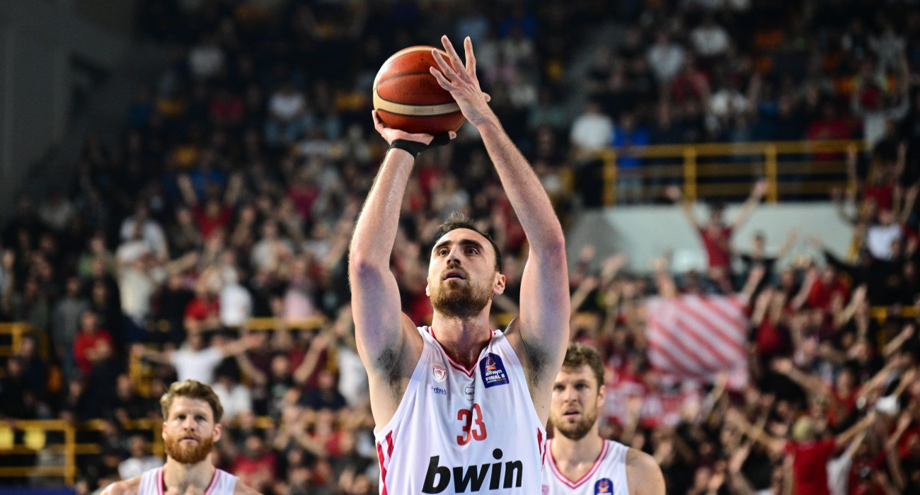 Ο Νίκολα Μιλουτίνοφ έκανε το 2/2 σε βολές, παρά τον τραυματισμό στο χέρι του/Πηγή: Eurokinissi