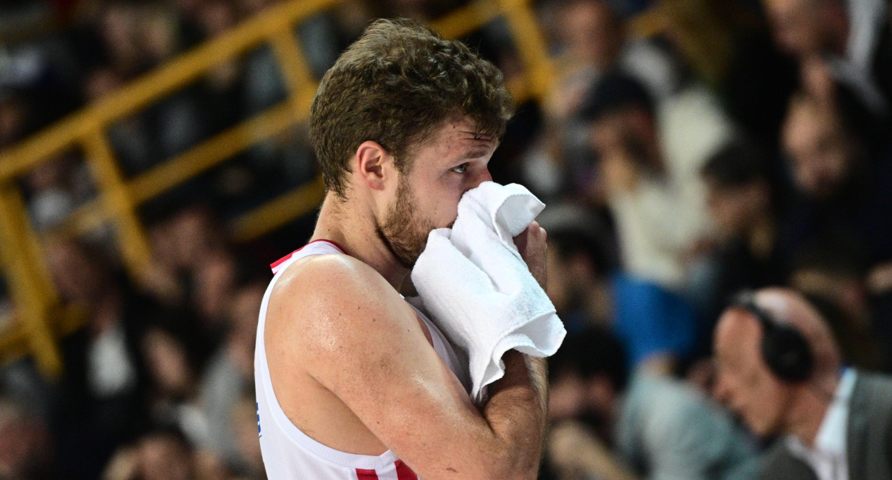 Ο Σάσα Βεζένκοφ ήταν απογοητευμένος στο ημίχρονο του τελικού κόντρα στον Παναθηναϊκό/Πηγή: Eurokinissi