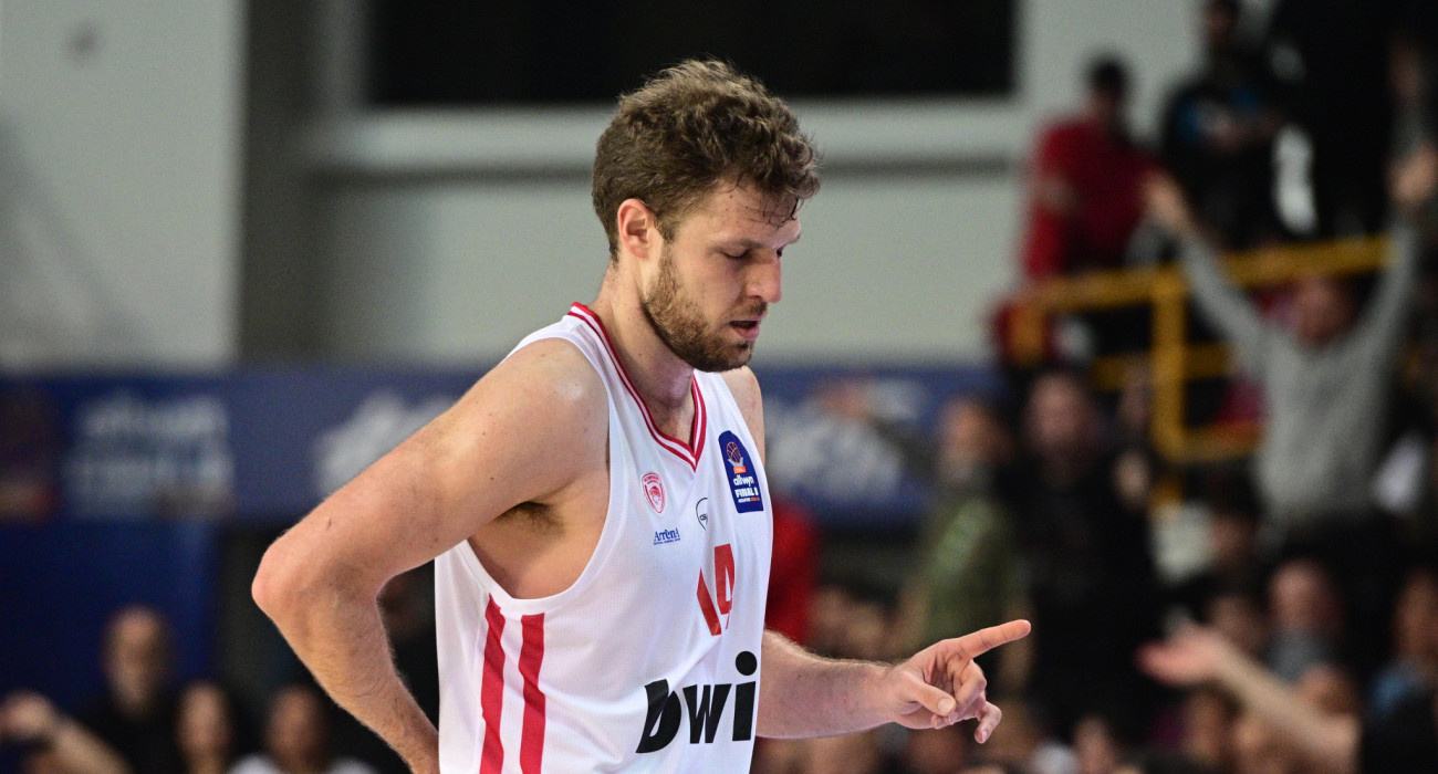 Ο Σάσα Βεζένκοφ αποχώρησε με σφίξιμο στη μέση/Πηγή: Eurokinissi