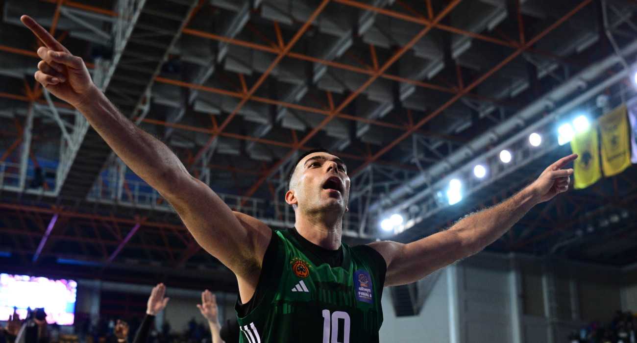 O Κώστας Σλούκας αποθεώνεται από τους φιλάθλους του Παναθηναϊκού / Πηγή: Eurokinissi