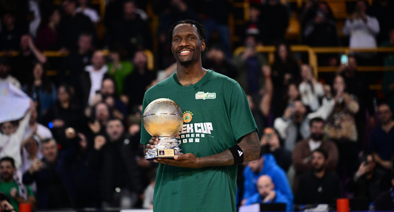 Ο Νάιτζελ Χέιζ Ντέιβις λαμβάνει το βραβείο του MVP του τελικού του Κυπέλλου Ελλάδας, Πηγή: Eurokinissi