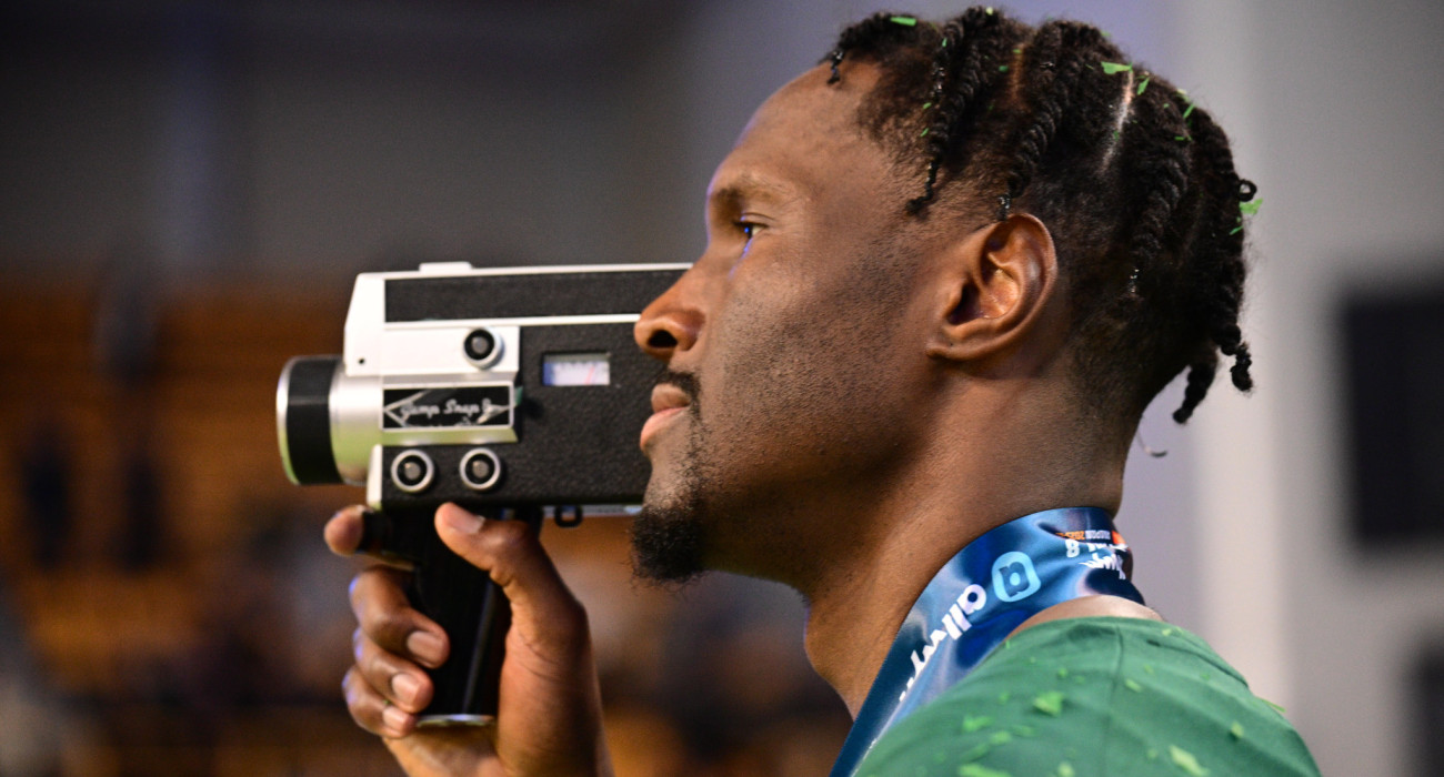 Ο Νάιτζελ Χέιζ-Ντέιβις σε ρόλο κάμεραμαν / Πηγή: Eurokinissi