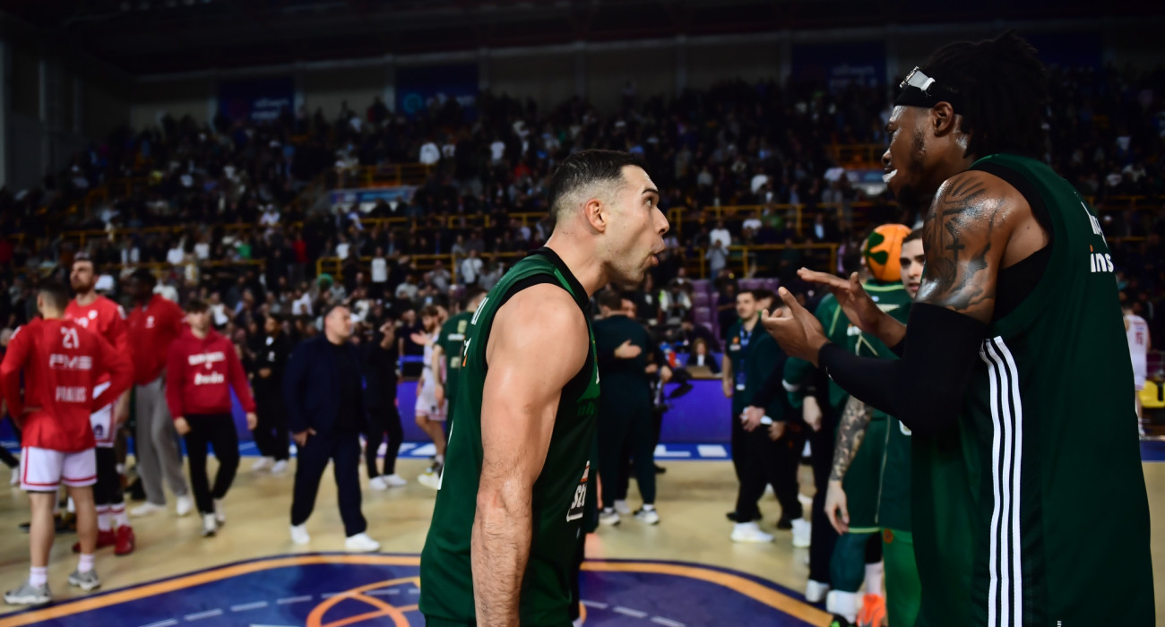 Σλούκας και Χολμς στο γλέντι που έστησε στα «Δύο Αοράκια» ο Παναθηναϊκός μετά τον τελικό του Κυπέλλου Ελλάδας / Πηγή: Eurokinissi