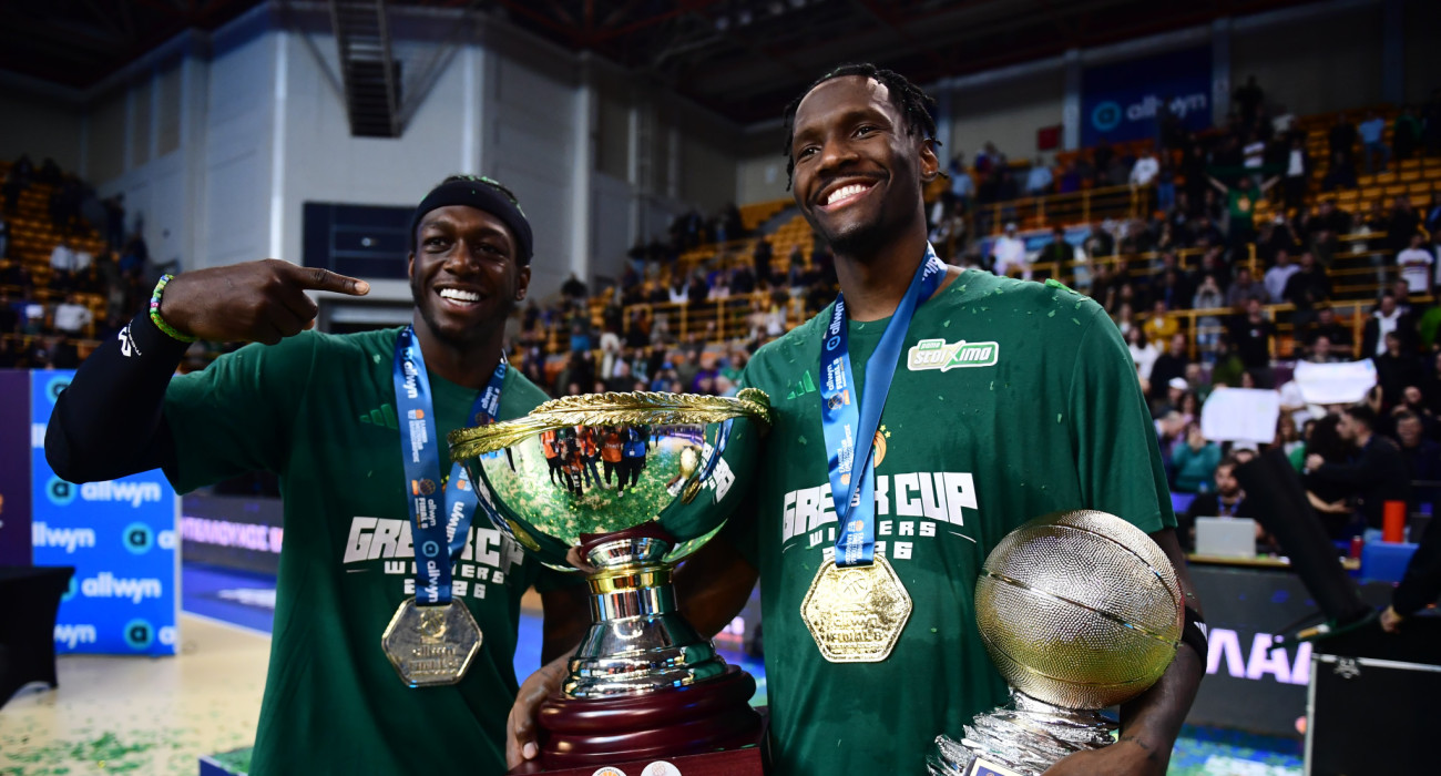 Ο Κέντρικ Ναν και ο Νάιτζελ Χέιζ-Ντέιβις με το βραβείο του MVP και το Κύπελλο Ελλάδας / πηγή: eurokinissi