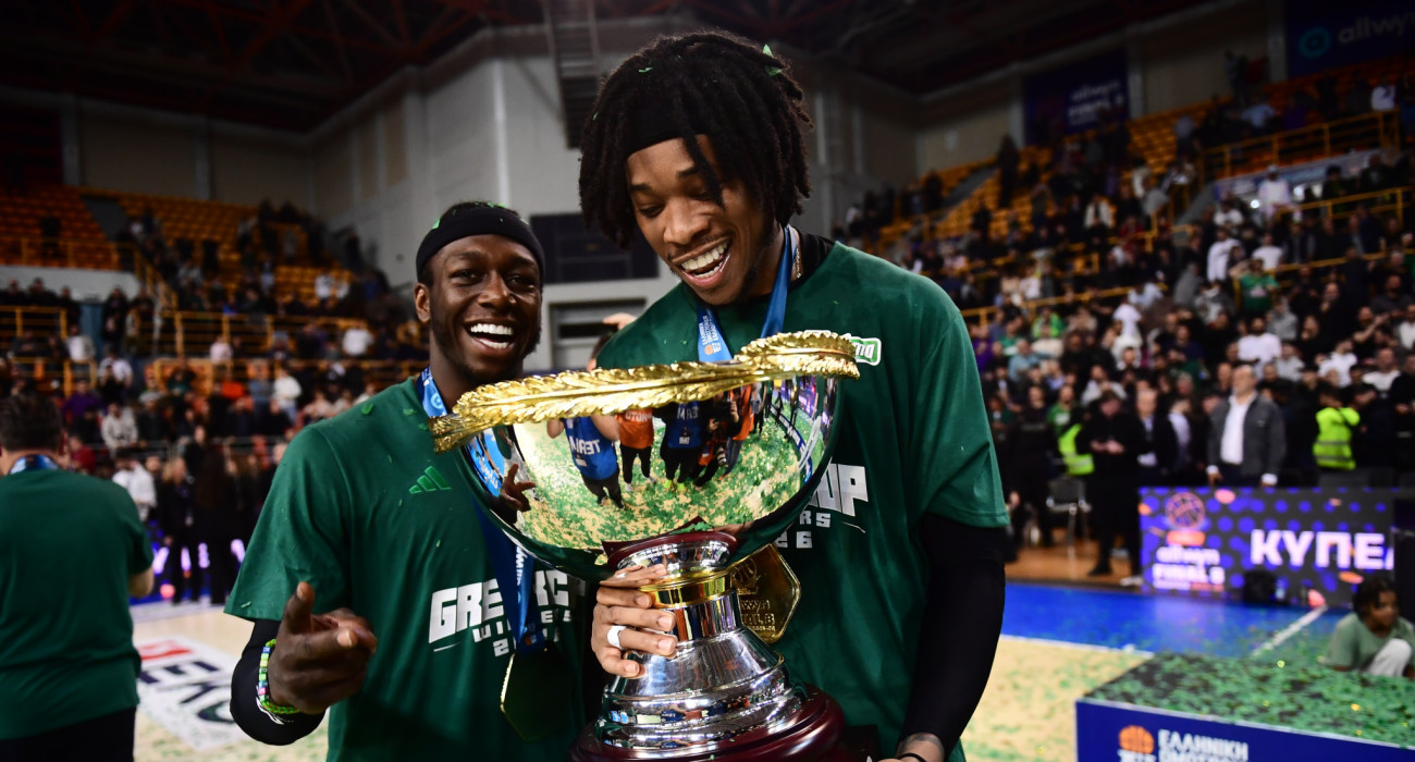 Ρισόν Χολμς και Κέντρικ Ναν με το τρόπαιο του Allwyn Final 8 / Πηγή: Eurokinissi