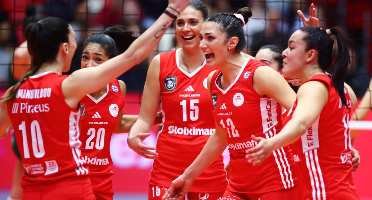 Οι παίκτριες του Ολυμπιακού πανηγυρίζουν στο ντέρμπι «αιωνίων» / Πηγή: Eurokinissi