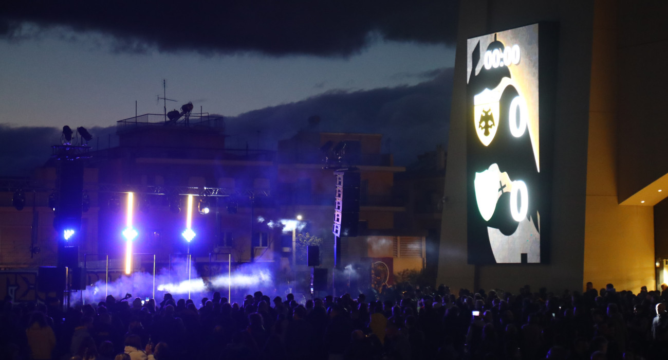 Οπαδοί της ΑΕΚ έξω από την «Allwyn Arena» / Πηγή: Eurokinissi