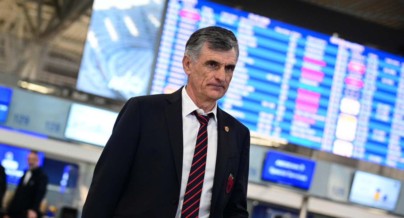 Ο Χοσέ Λουίς Μεντιλίμπαρ κατά την αναχώρηση του Ολυμπιακού για Γερμανία / Πηγή: Eurokinissi