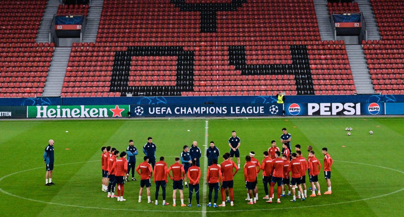 Οι ποδοσφαιριστές του Ολυμπιακού ακούν με... ευλάβεια τις οδηγίες του Χοσέ Λουίς Μεντιλίμπαρ στην προπόνηση / Πηγή: Eurokinissi