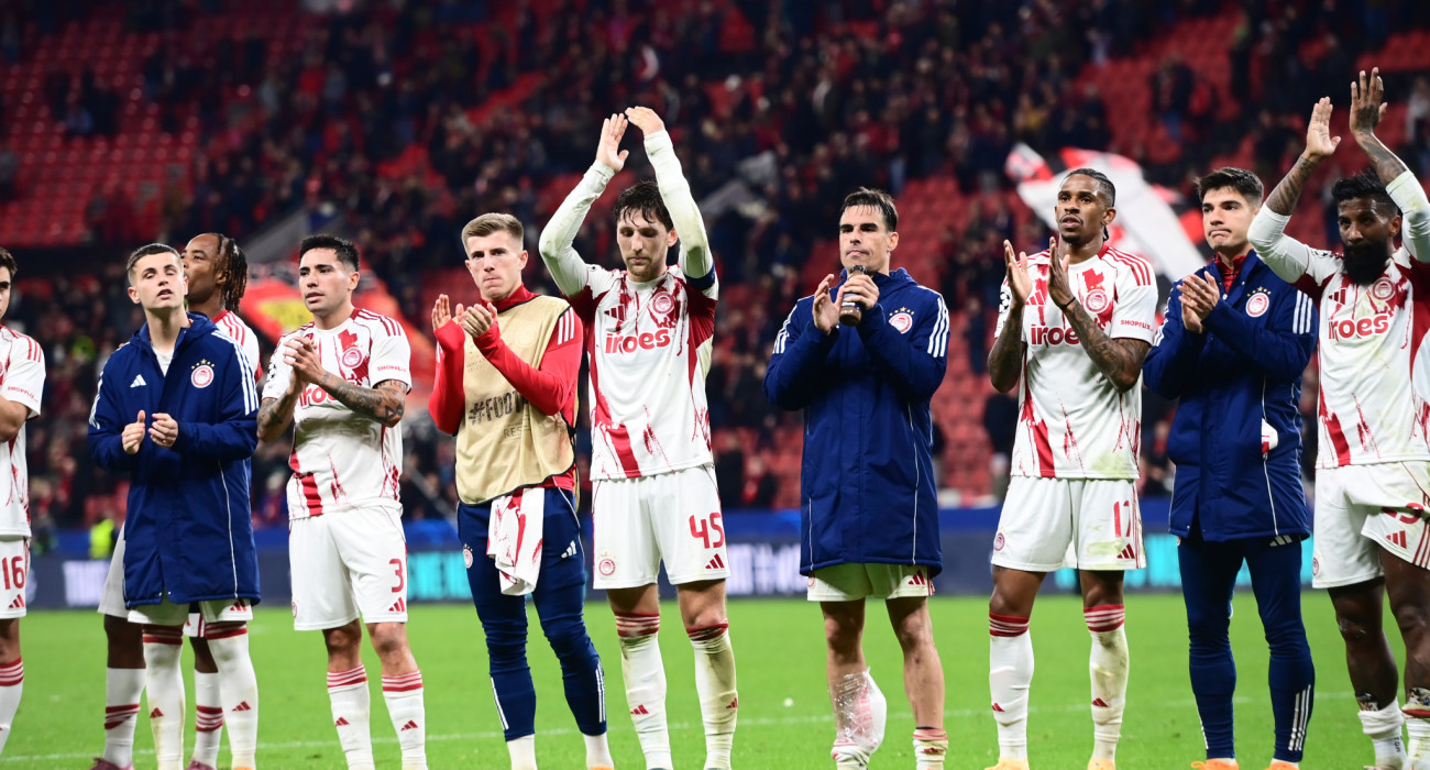 Οι ποδοσφαιριστές του Ολυμπιακού χειροκροτούν και χειροκροτούνται από τους 4.000 φίλους της ομάδας που ταξίδεψαν στο Λεβερκούζεν / Πηγή: Eurokinissi