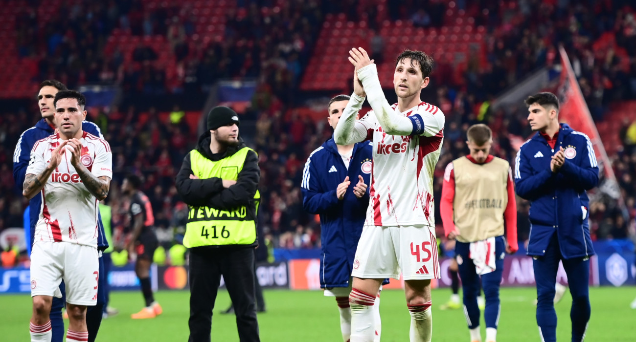 Ο Παναγιώτης Ρέτσος μπροστά στους οπαδούς του Ολυμπιακού μετά τον ευρωπαϊκό αποκλεισμό / Πηγή: Eurokinissi