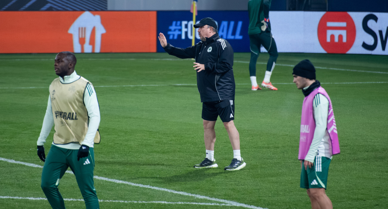 Ο Ράφα Μπενίτεθ δίνει οδηγίες στη τελευταία προπόνηση του Παναθηναϊκού πριν το παιχνίδι με την Πλζεν / Πηγή: Eurokinissi