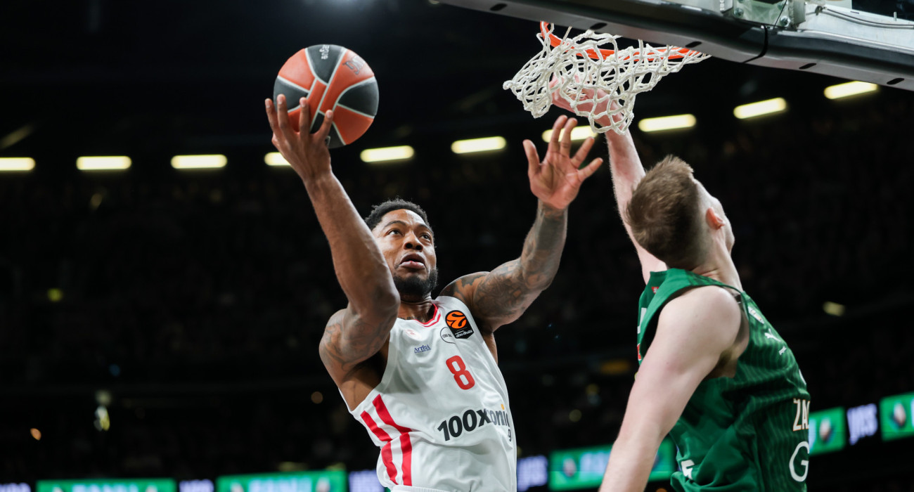 Ο Ταϊρίκ Τζόουνς απέναντι στην Ζάλγκιρις /πηγή: eurokinissi