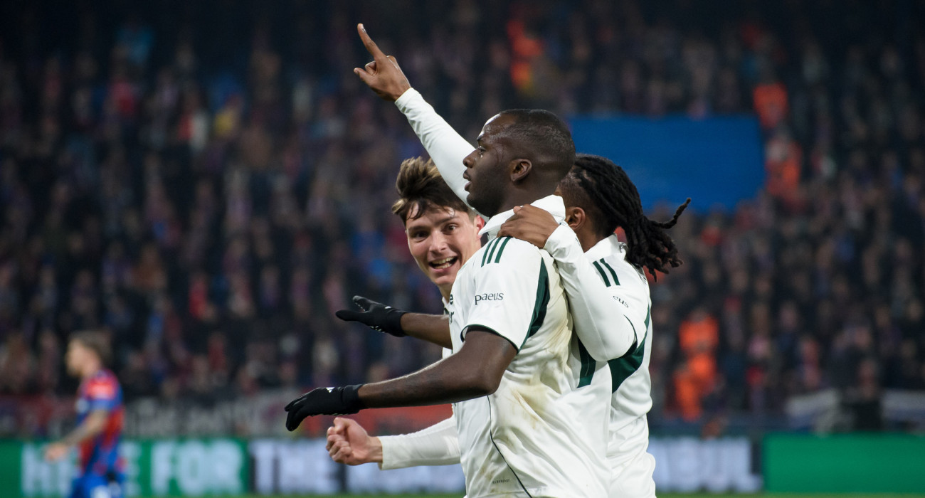 Οι παίκτες του Παναθηναϊκού πανηγυρίζουν το γκολ του Τεττέη στο Πλζεν / Πηγή: Eurokinissi