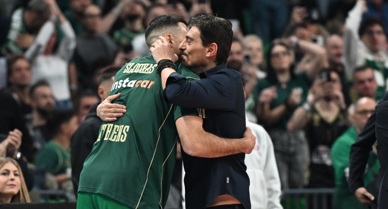 Η θερμή αγκαλιά του Κώστα Σλούκα με τον Δημήτρη Γιαννακόπουλο, Πηγή: Eurokinissi