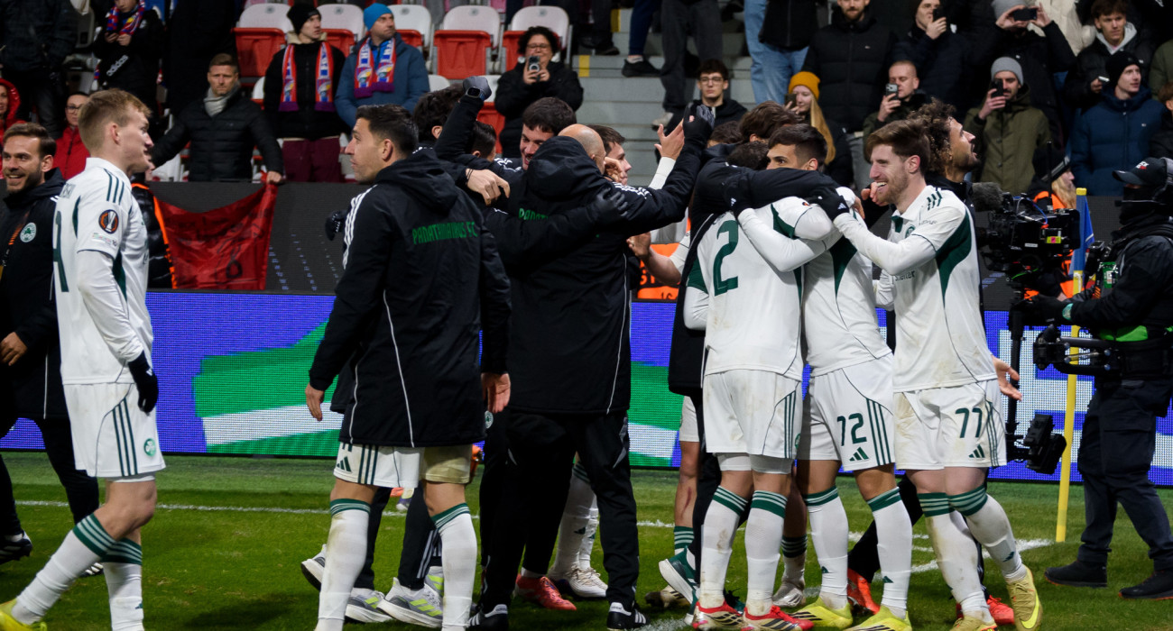 Οι παίκτες του Παναθηναϊκού πανηγυρίζουν την πρόκριση επί της Πλζεν/Πηγή: Eurokinissi