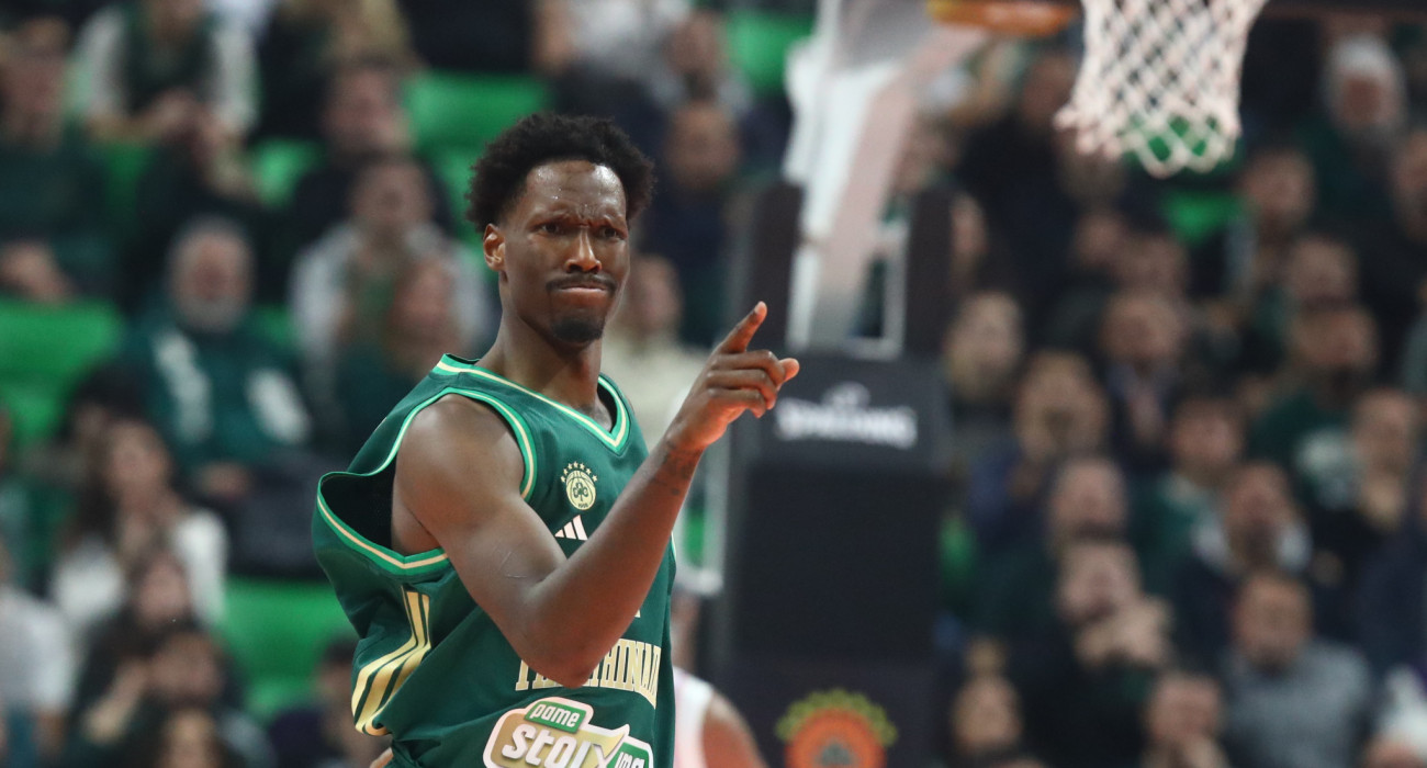 Ο νεοφερμένος Χέιζ-Ντέιβις και τα πρώτα του... κόλπα στο T-Center / Πηγή: Eurokinissi